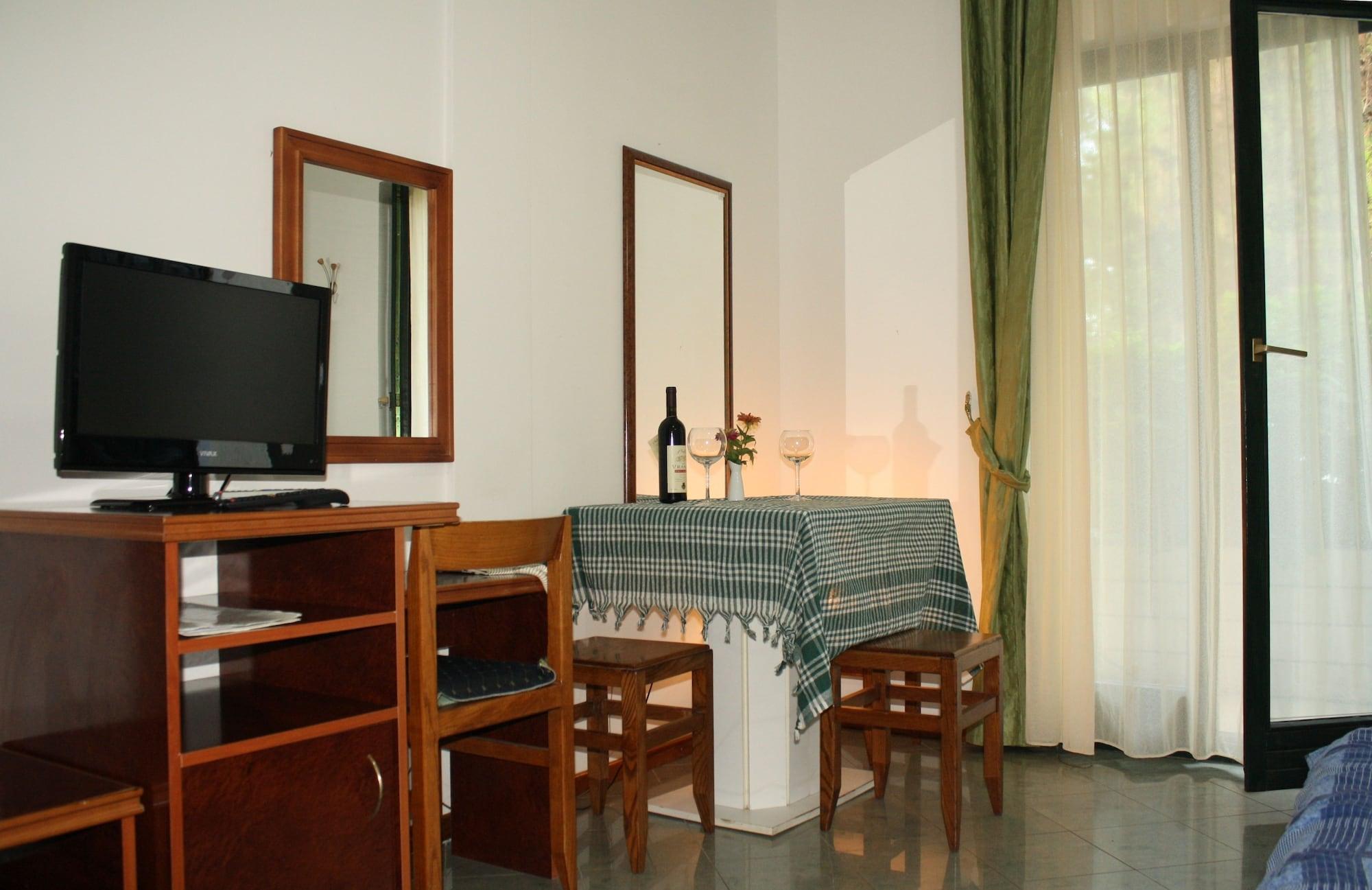 Hotel Danica Petrovac Bagian luar foto