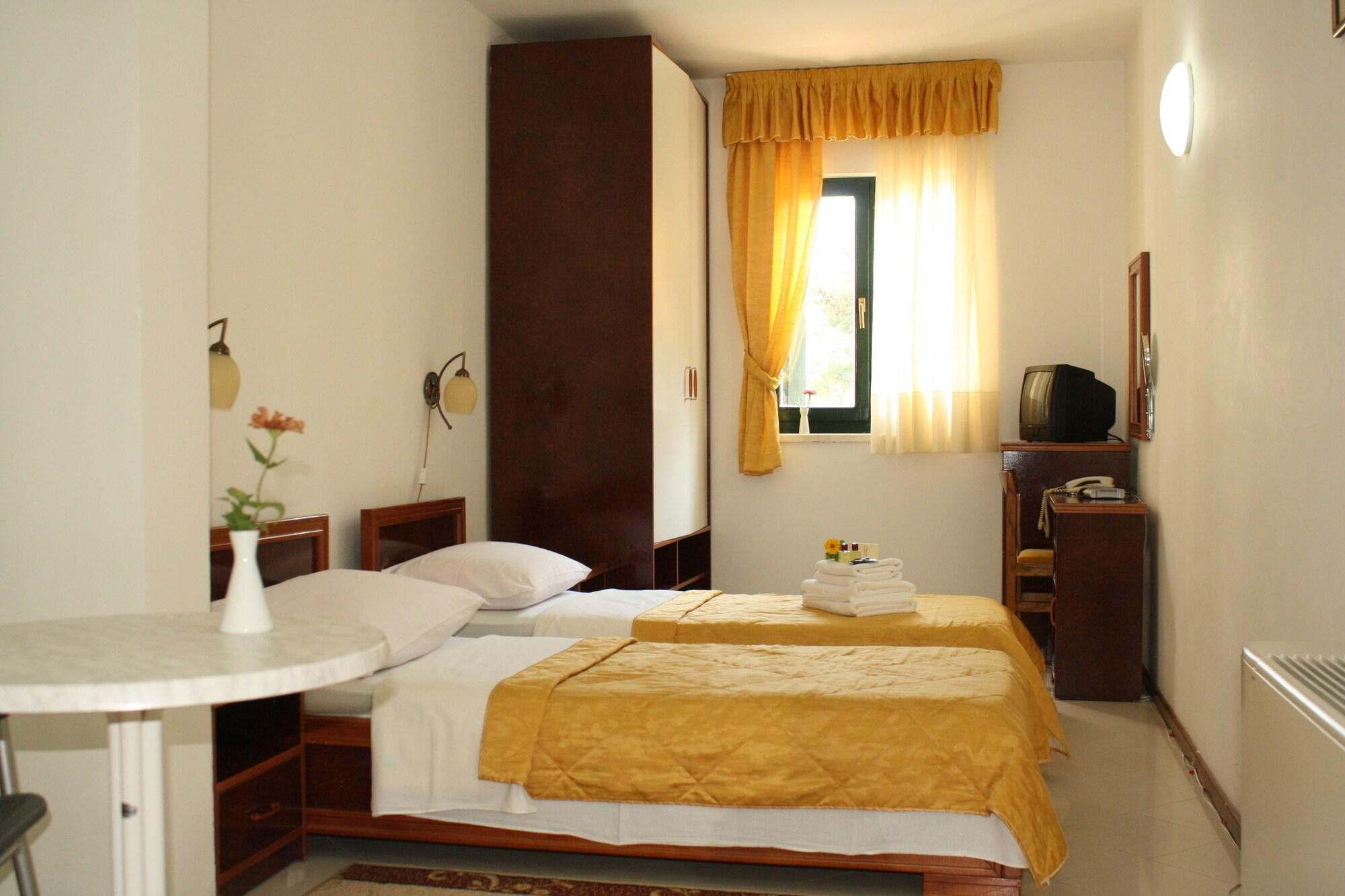 Hotel Danica Petrovac Bagian luar foto
