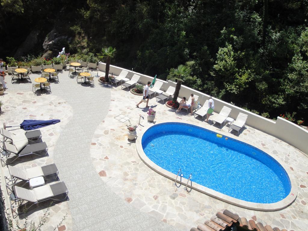 Hotel Danica Petrovac Bagian luar foto