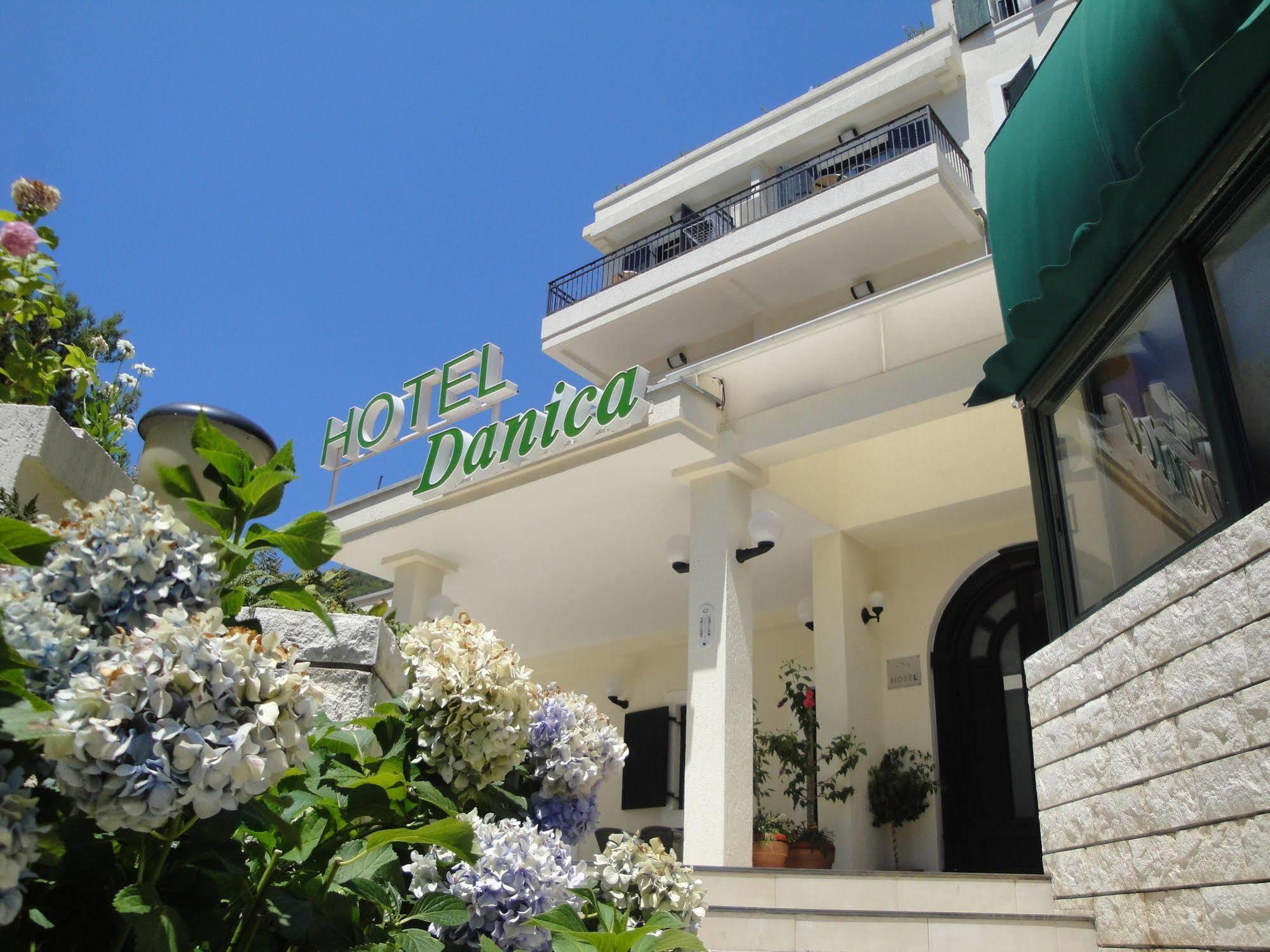 Hotel Danica Petrovac Bagian luar foto